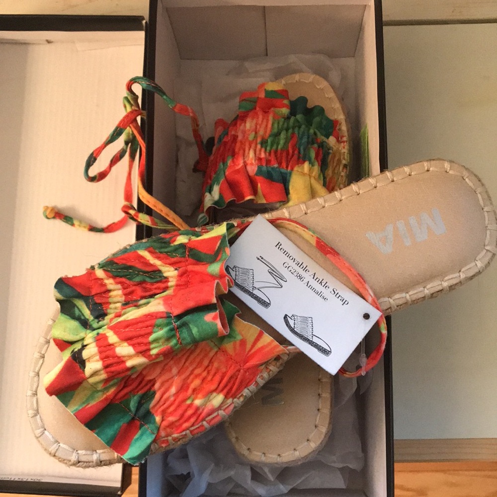 NWT tropical print sandal Sz 7